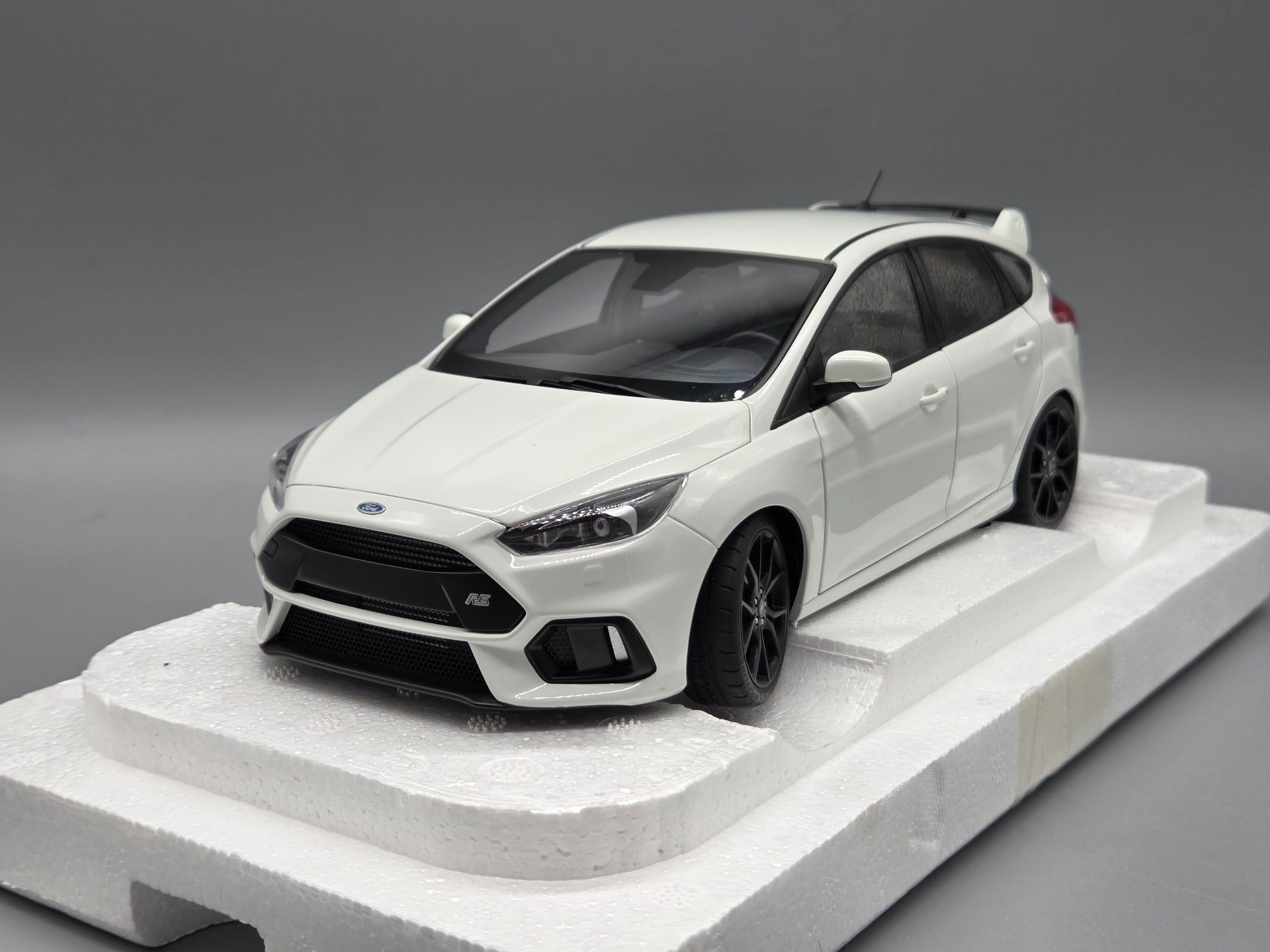 Modellautos 1:18 AUTOart FORD FOCUS RS 2016 FROZEN WHITE mit OVP