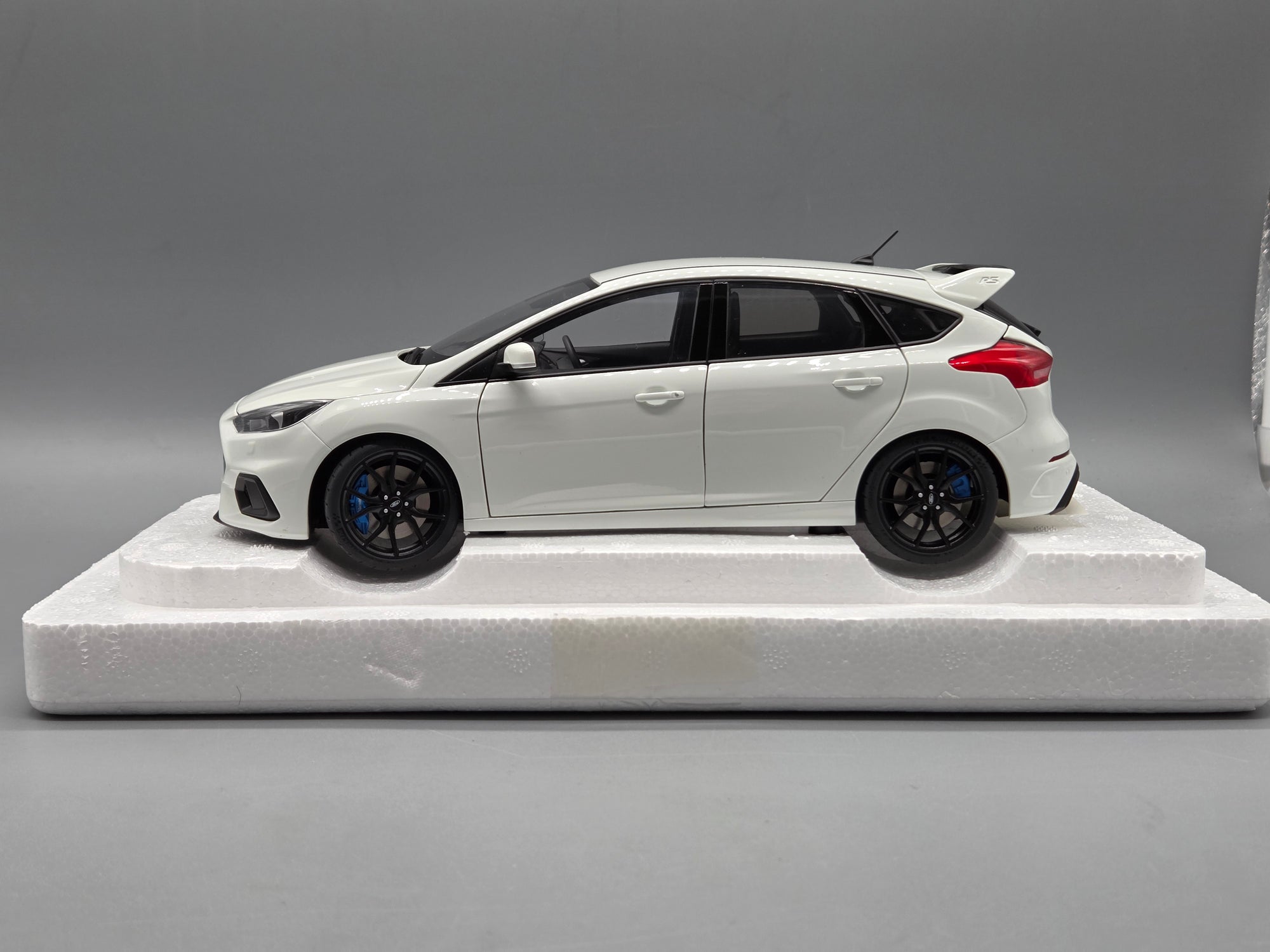 Modellautos 1:18 AUTOart FORD FOCUS RS 2016 FROZEN WHITE mit OVP