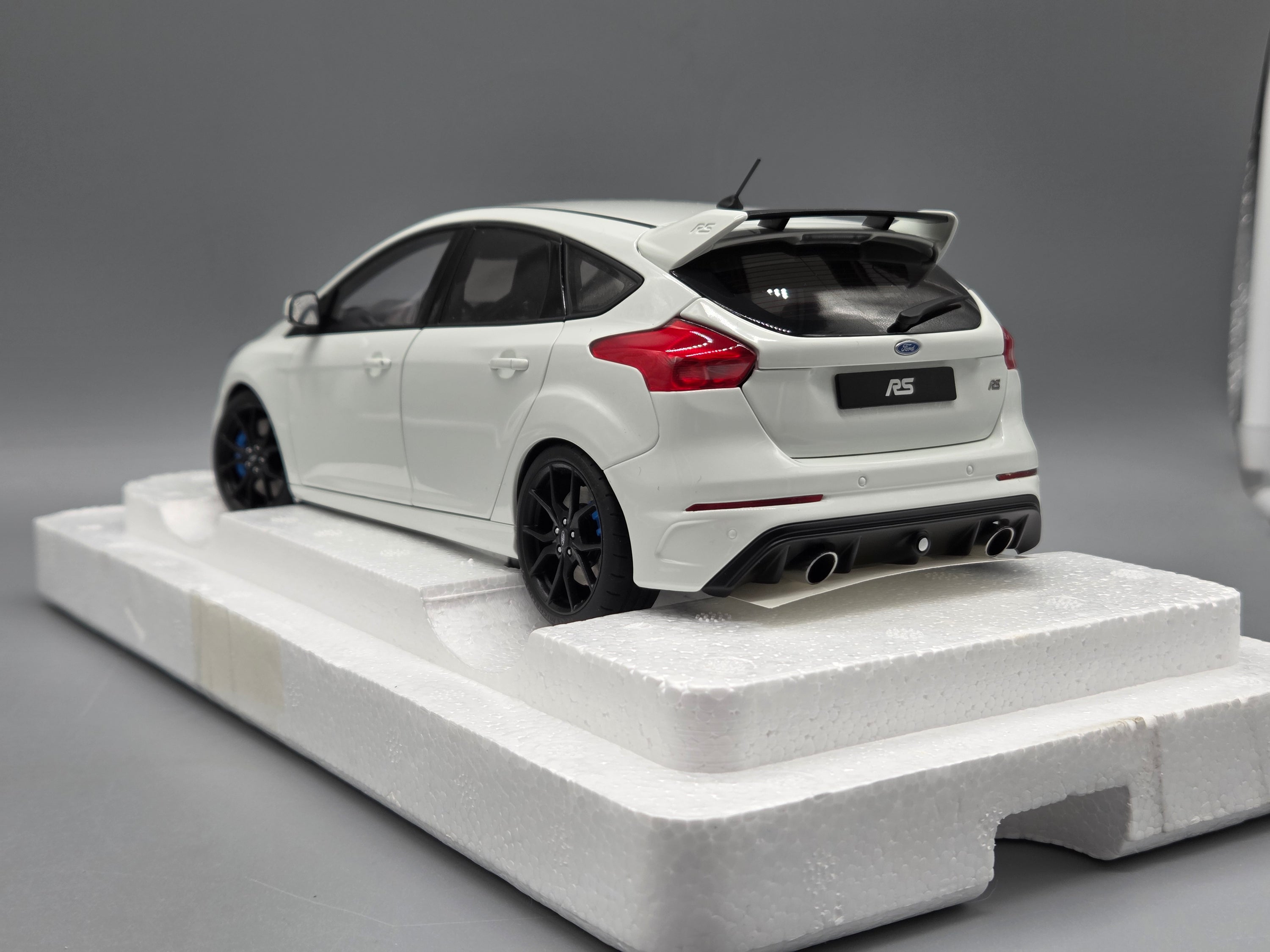 Modellautos 1:18 AUTOart FORD FOCUS RS 2016 FROZEN WHITE mit OVP