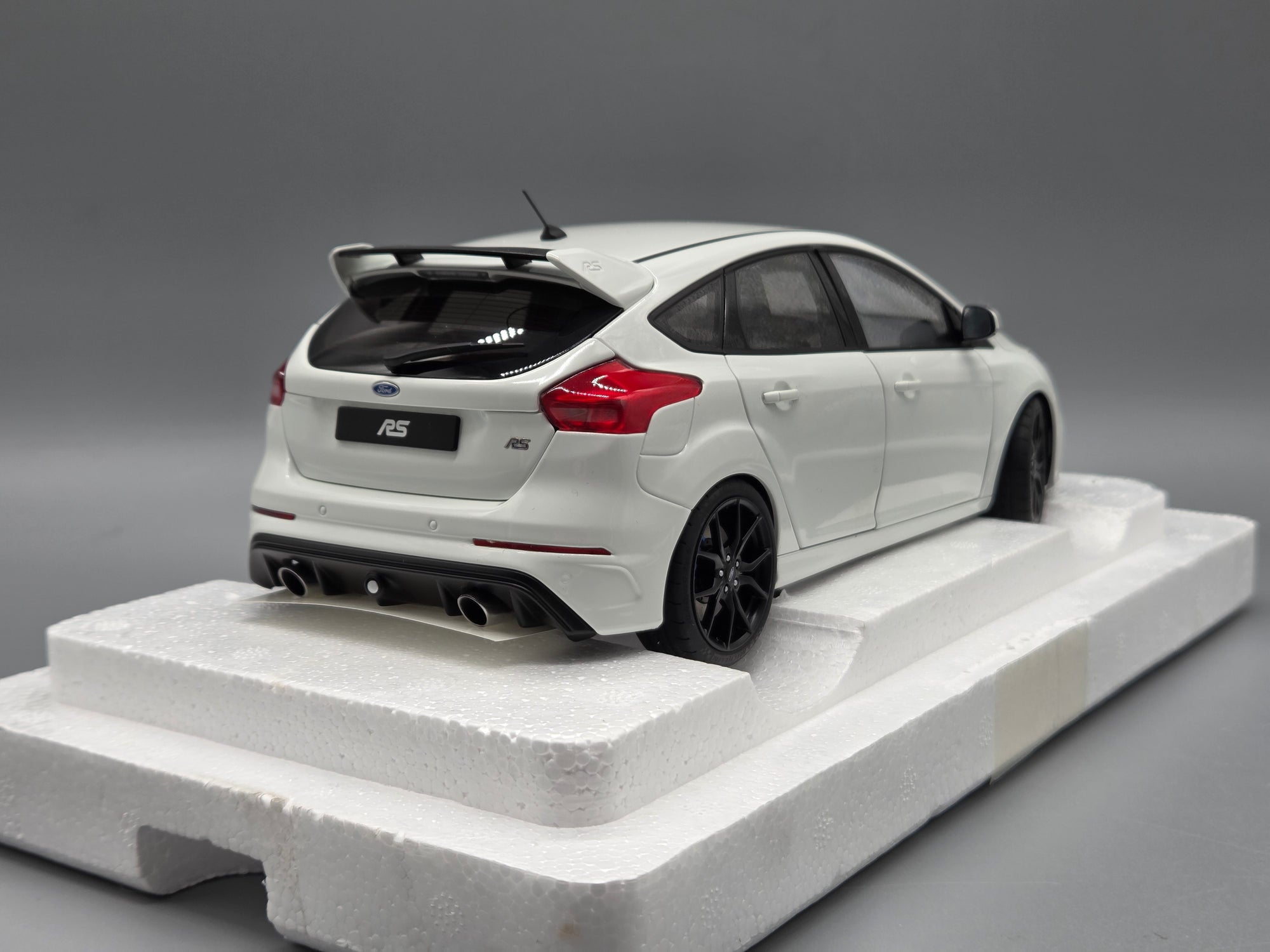 Modellautos 1:18 AUTOart FORD FOCUS RS 2016 FROZEN WHITE mit OVP