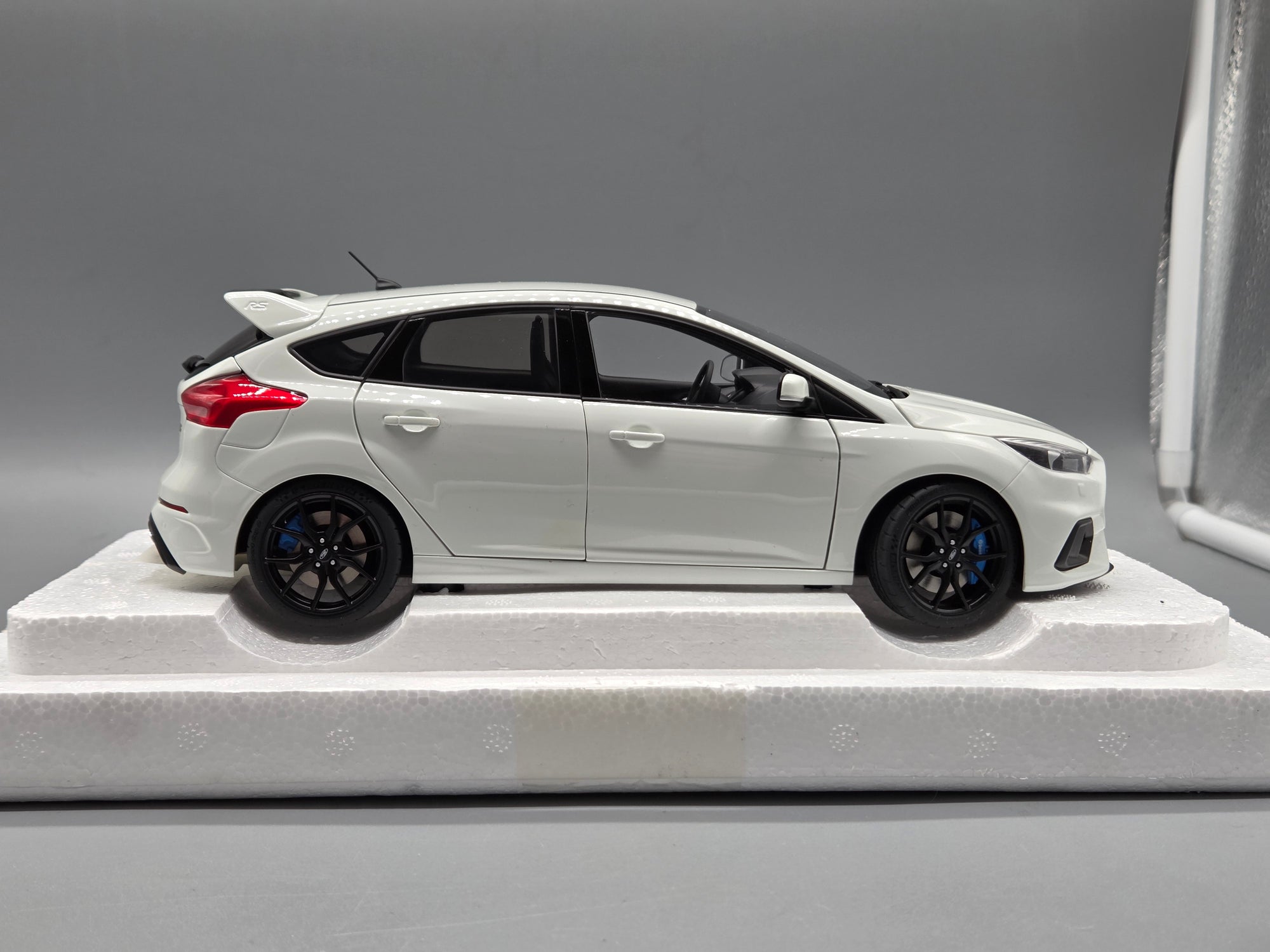 Modellautos 1:18 AUTOart FORD FOCUS RS 2016 FROZEN WHITE mit OVP