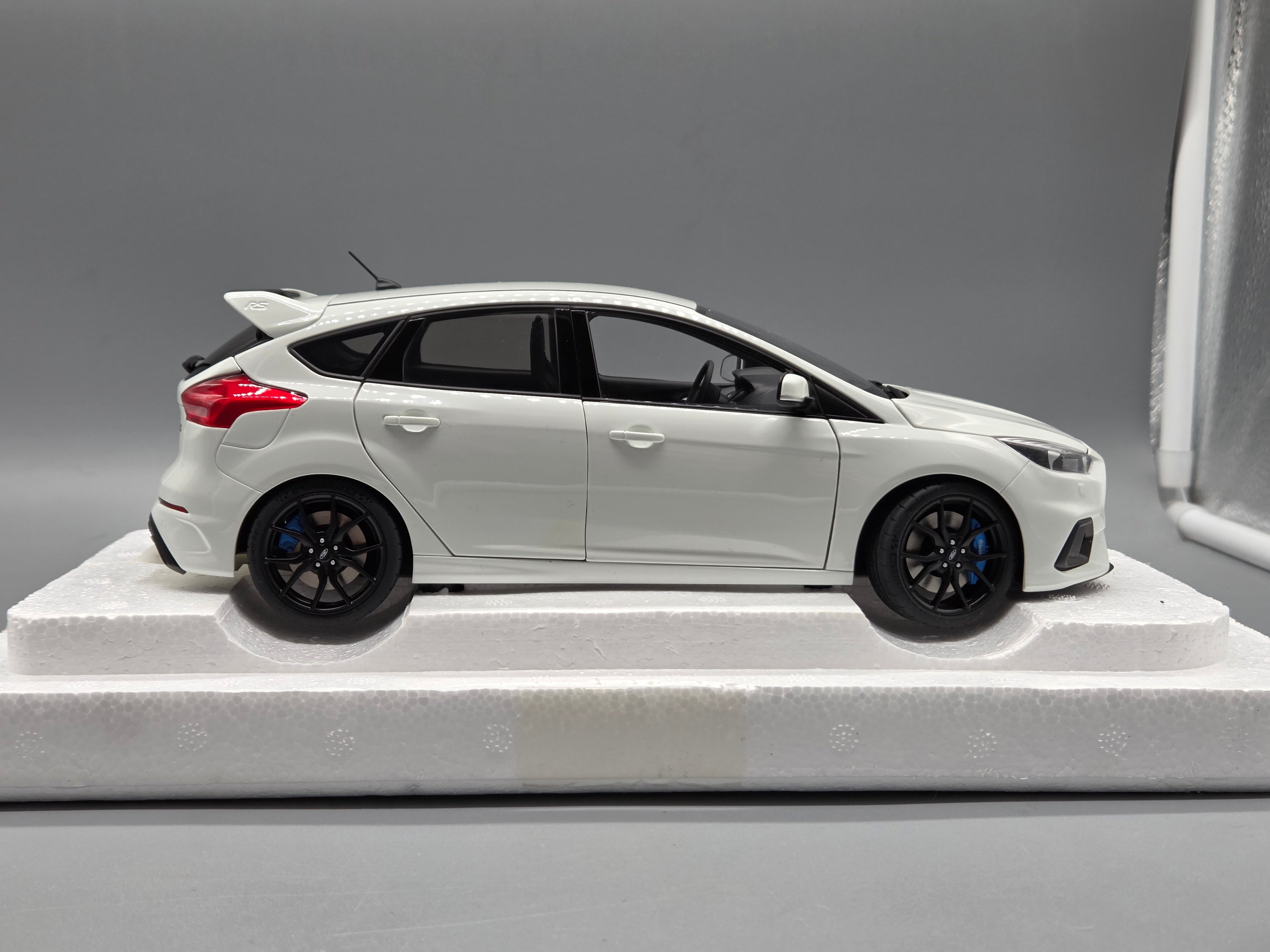 Modellautos 1:18 AUTOart FORD FOCUS RS 2016 FROZEN WHITE mit OVP
