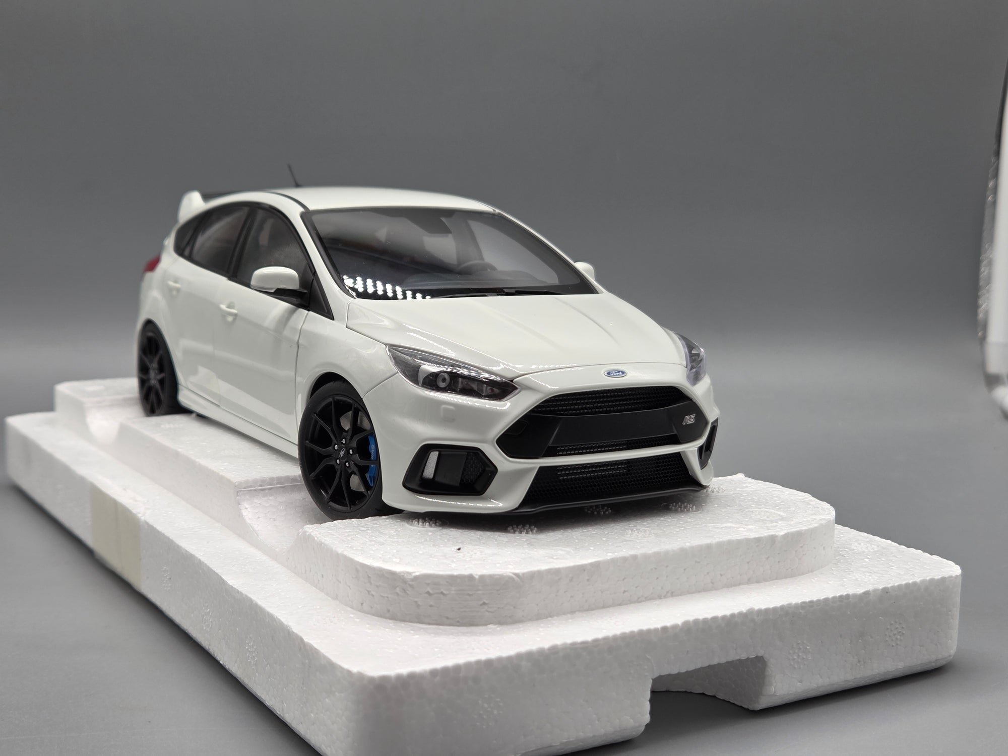 Modellautos 1:18 AUTOart FORD FOCUS RS 2016 FROZEN WHITE mit OVP