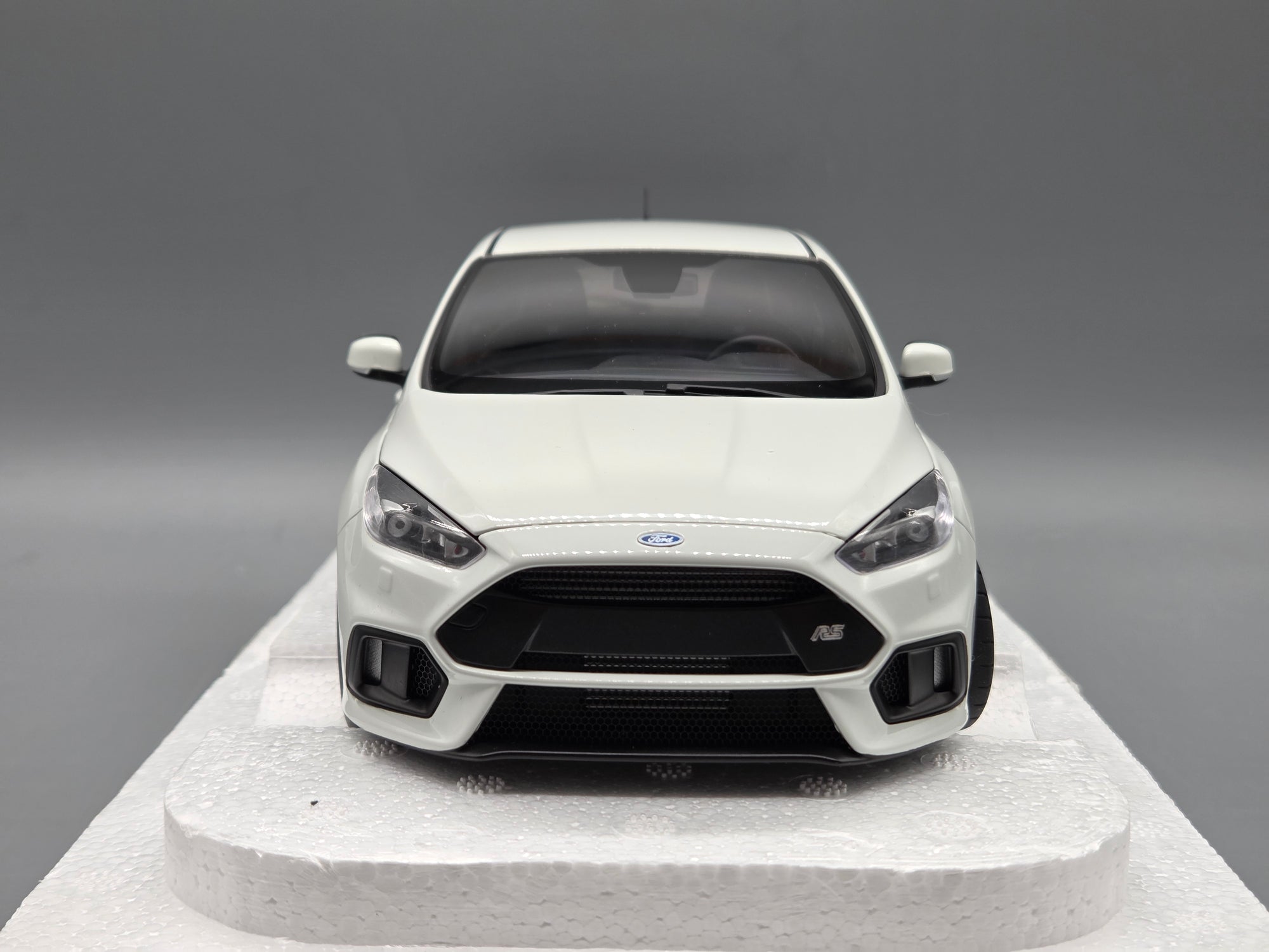 Modellautos 1:18 AUTOart FORD FOCUS RS 2016 FROZEN WHITE mit OVP