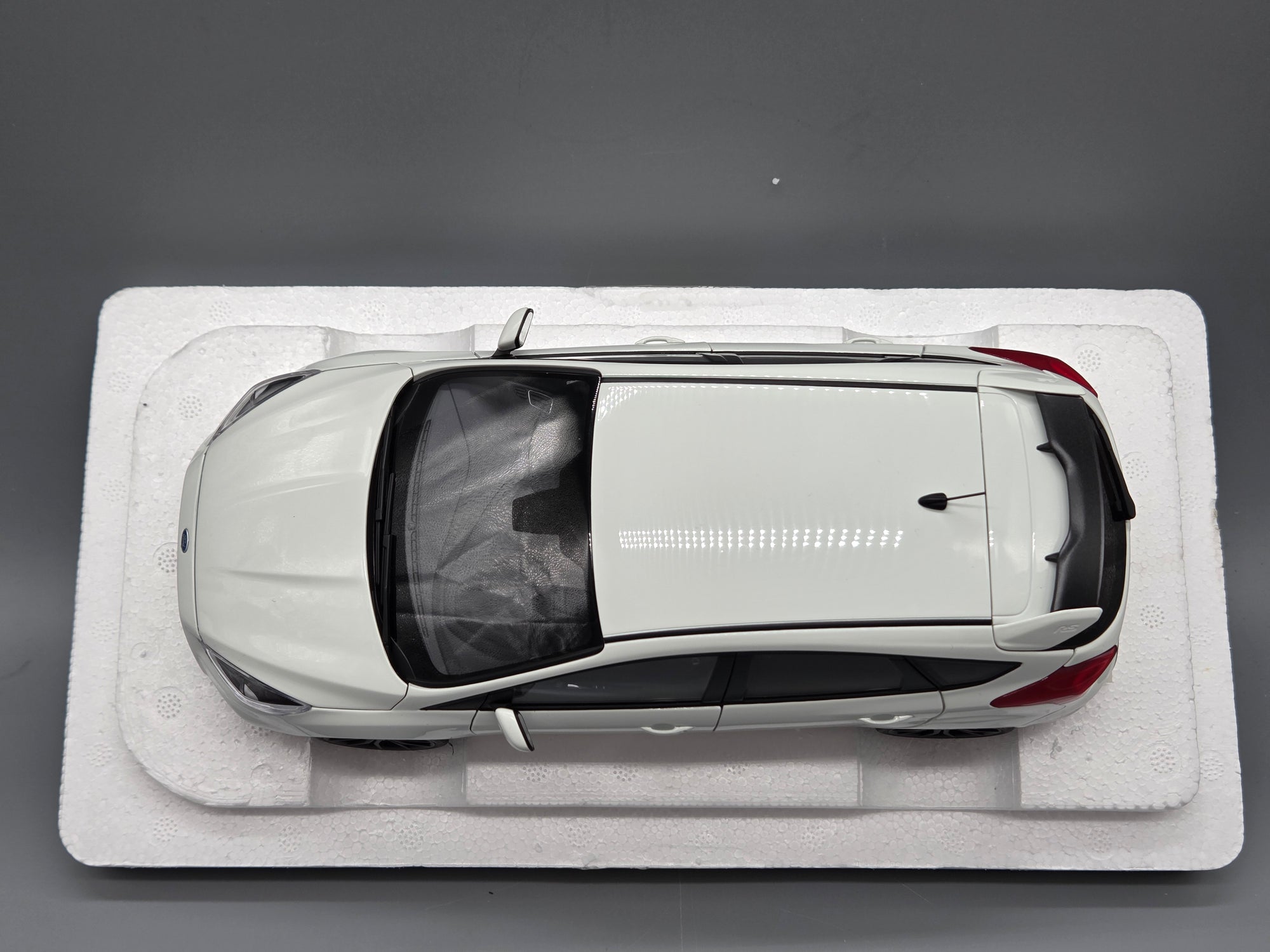 Modellautos 1:18 AUTOart FORD FOCUS RS 2016 FROZEN WHITE mit OVP