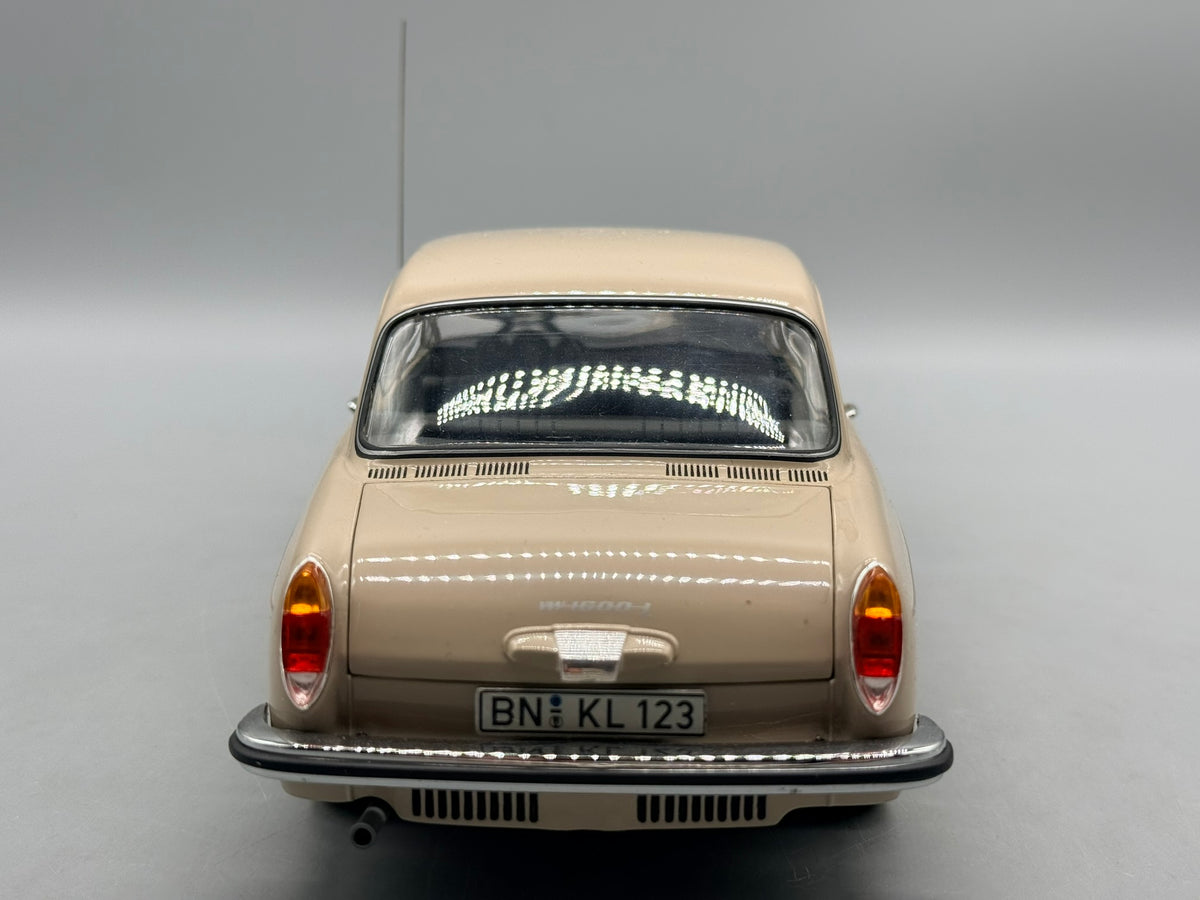 Modellautos 1:18 Minichamps VW 1600L 1970 mit OVP