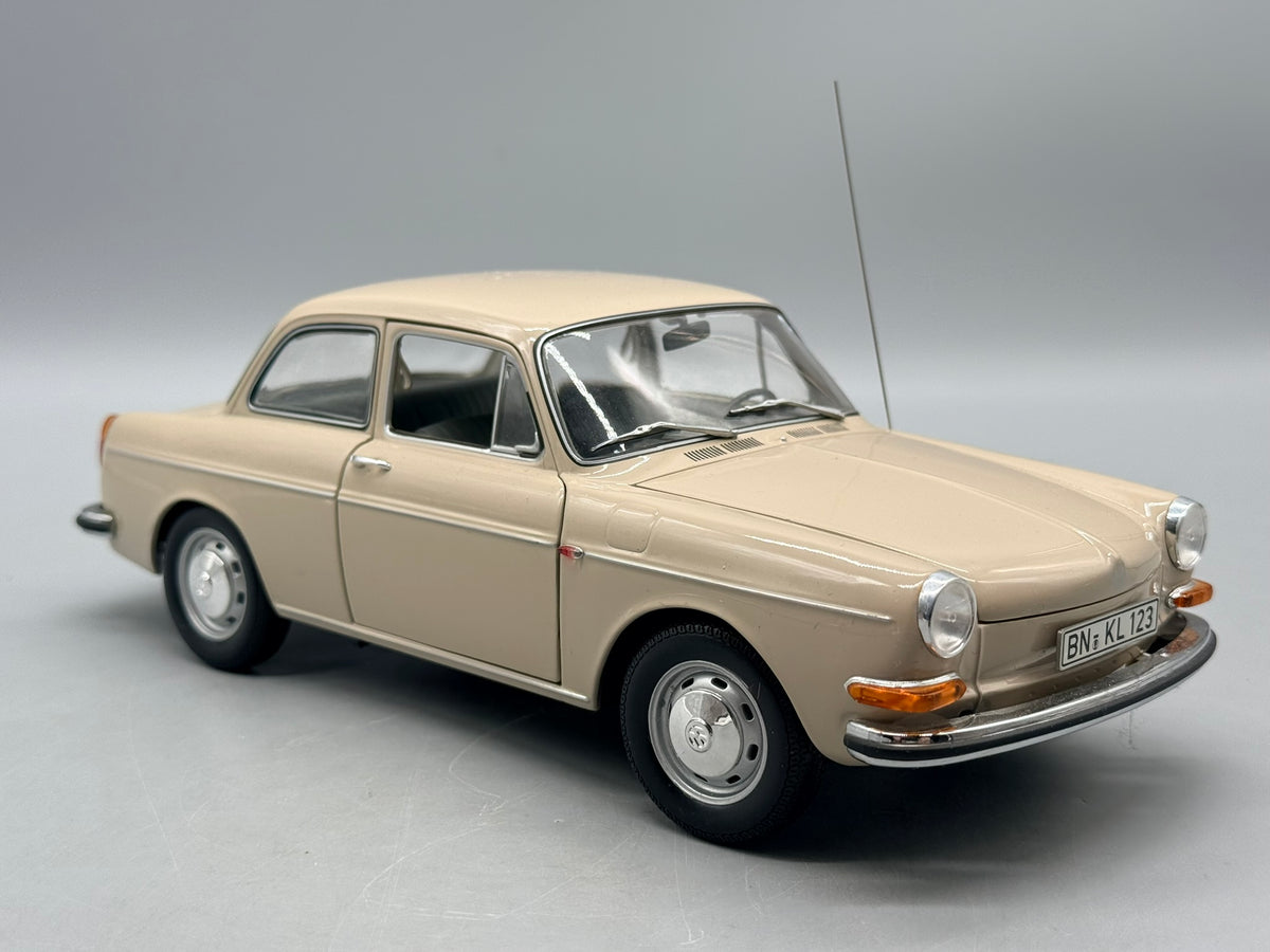 Modellautos 1:18 Minichamps VW 1600L 1970 mit OVP