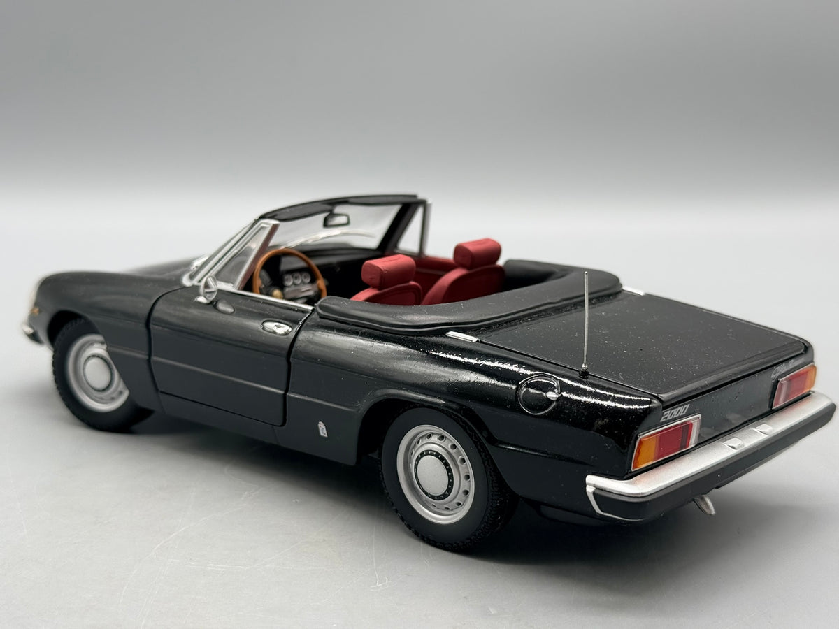 Modellautos 1:18 Minichamps Alfa Romeo 2000 Spider 1970 mit OVP
