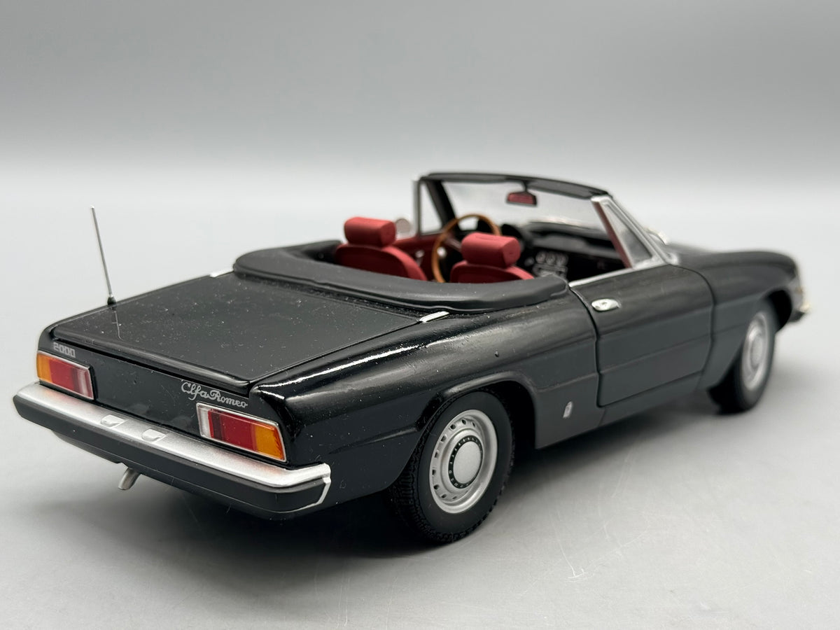 Modellautos 1:18 Minichamps Alfa Romeo 2000 Spider 1970 mit OVP