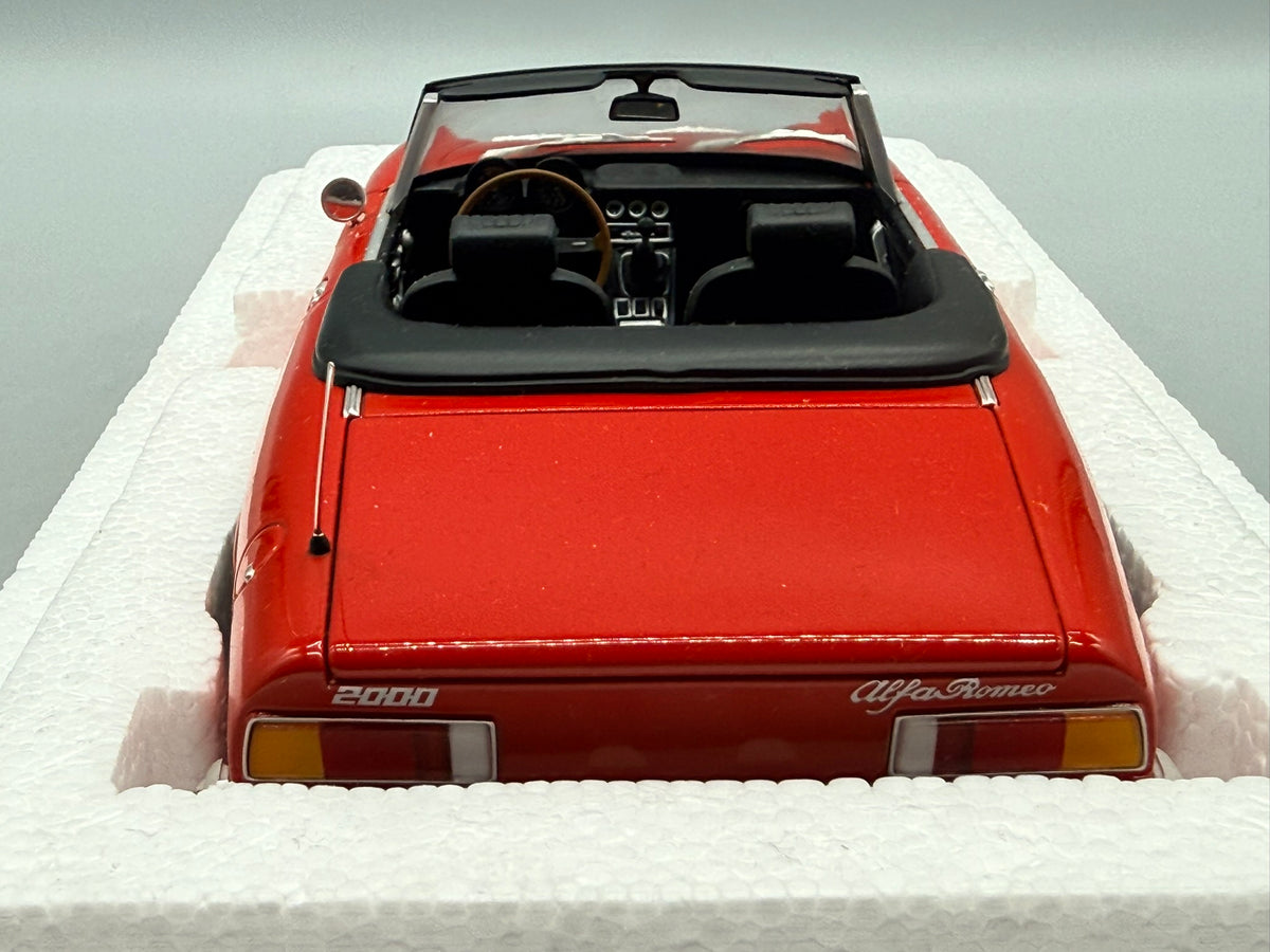 Modellautos 1:18 Minichamps Alfa Romeo 2000 Spider 1970 mit OVP