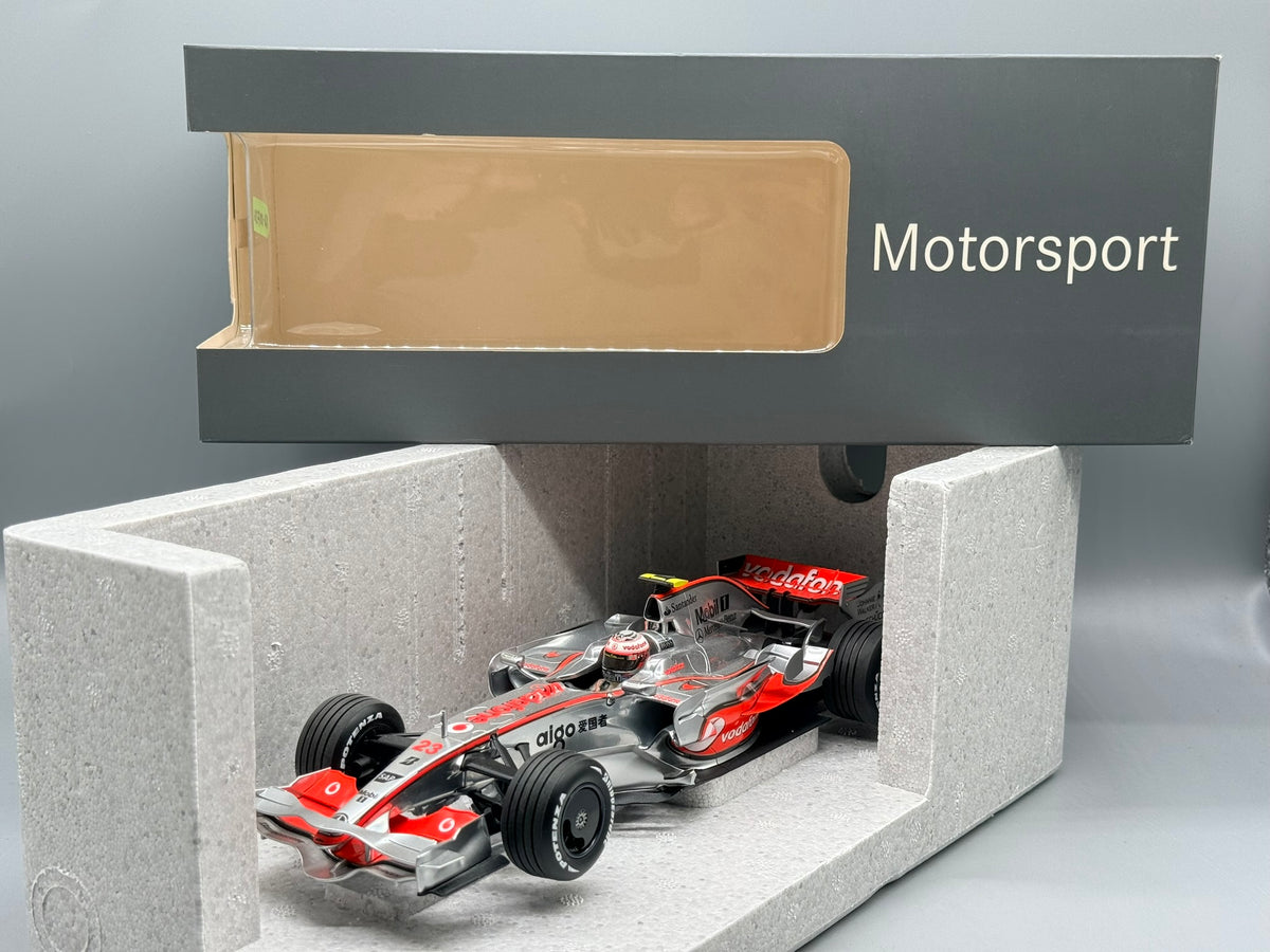 Modellautos 1:18 Minichamps McLaren Mercedes MP4-23 mit OVP