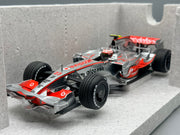Modellautos 1:18 Minichamps McLaren Mercedes MP4-23 mit OVP