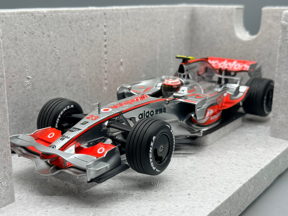 Modellautos 1:18 Minichamps McLaren Mercedes MP4-23 mit OVP