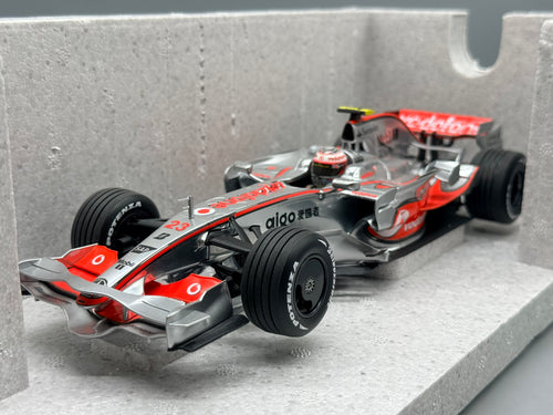 Modellautos 1:18 Minichamps McLaren Mercedes MP4-23 mit OVP