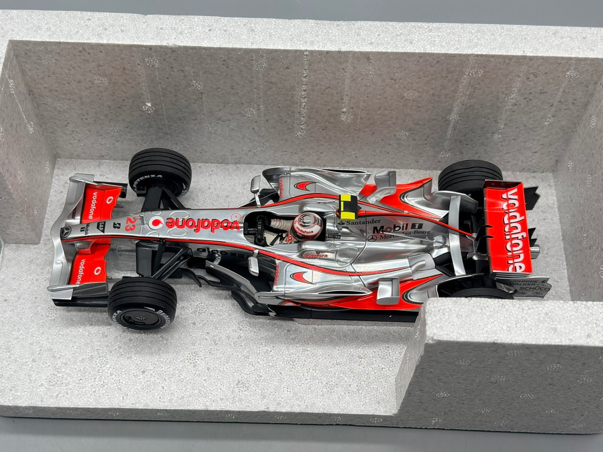 Modellautos 1:18 Minichamps McLaren Mercedes MP4-23 mit OVP