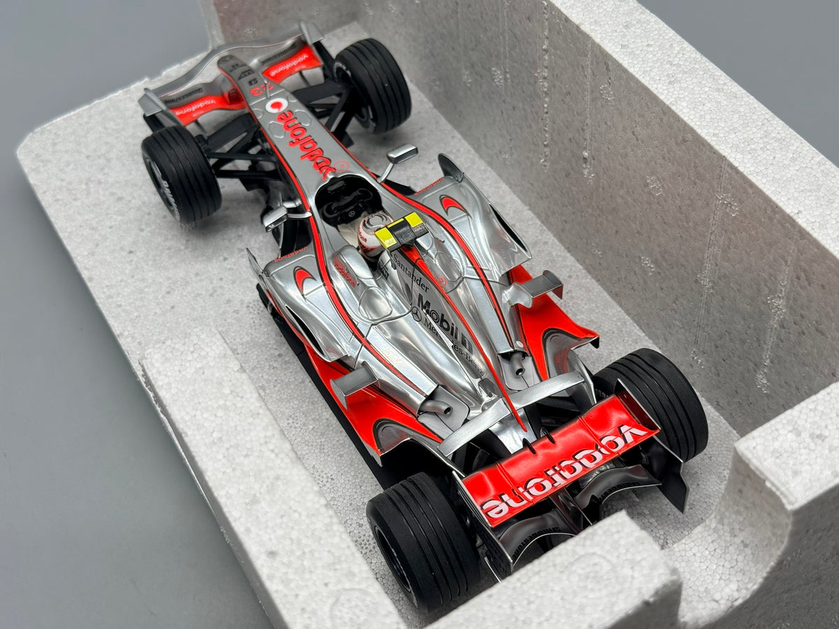 Modellautos 1:18 Minichamps McLaren Mercedes MP4-23 mit OVP