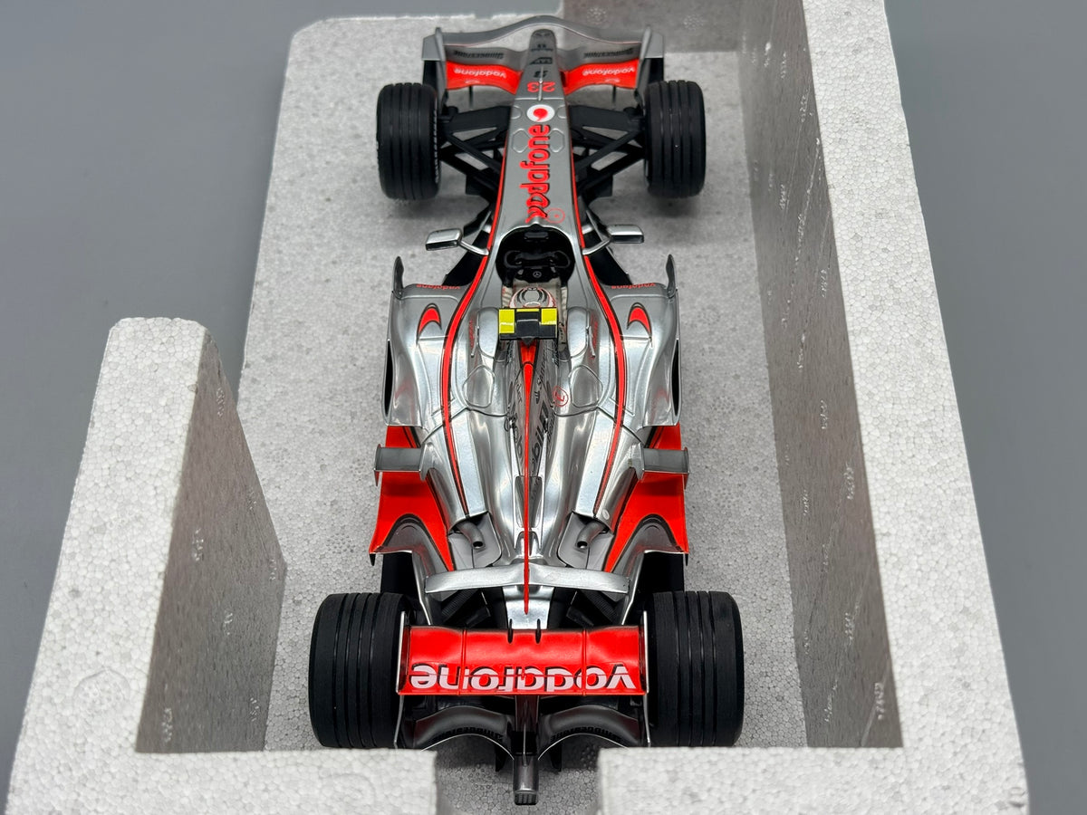 Modellautos 1:18 Minichamps McLaren Mercedes MP4-23 mit OVP