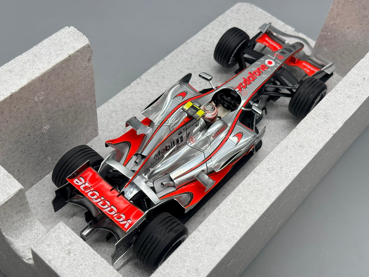 Modellautos 1:18 Minichamps McLaren Mercedes MP4-23 mit OVP