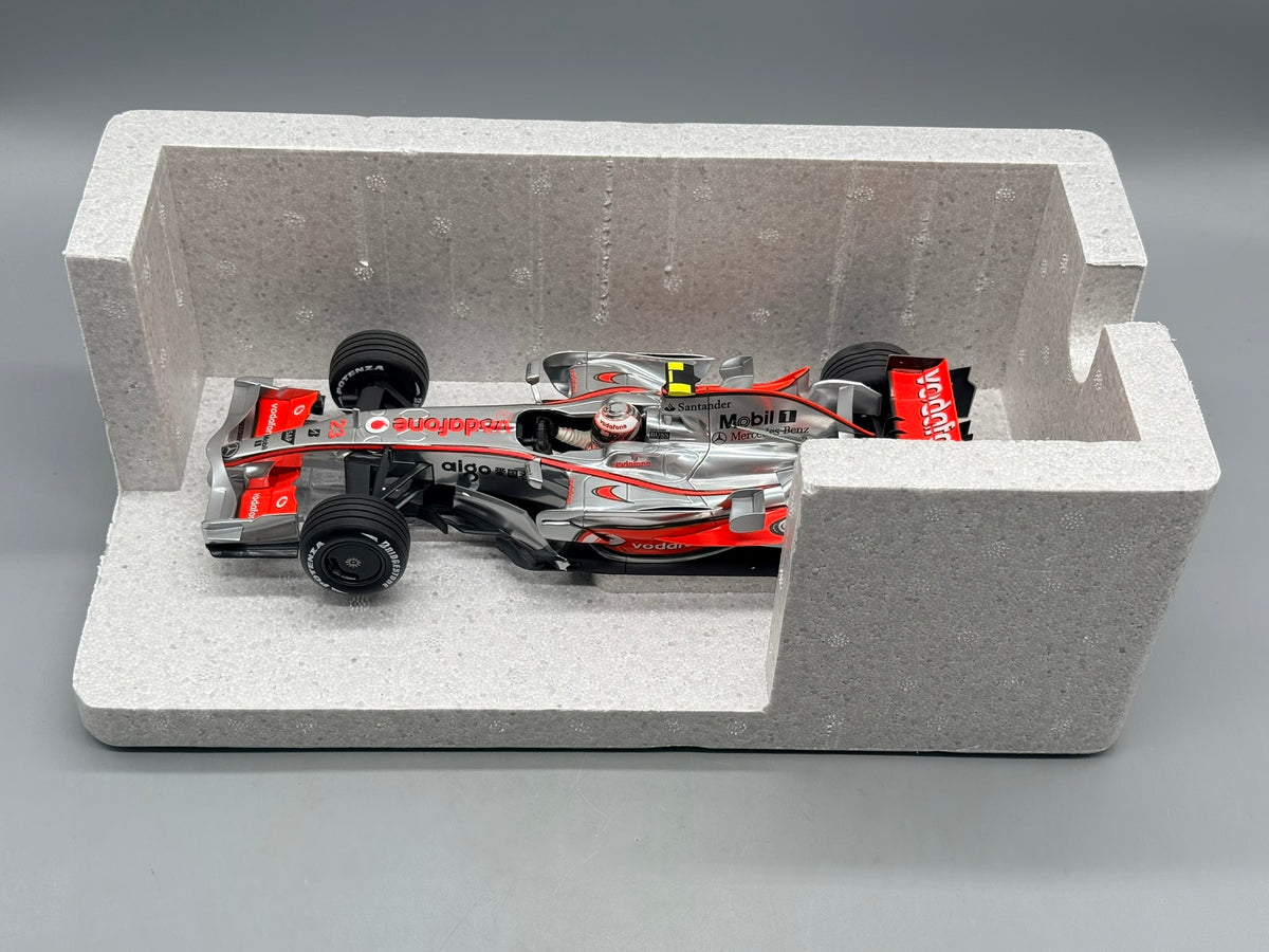 Modellautos 1:18 Minichamps McLaren Mercedes MP4-23 mit OVP