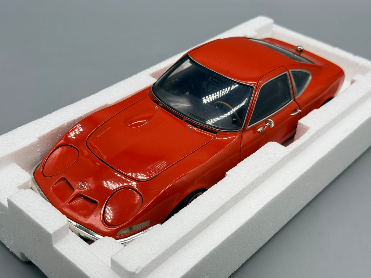 Modellautos 1:18 Minichamps Opel GT 1970 mit OVP
