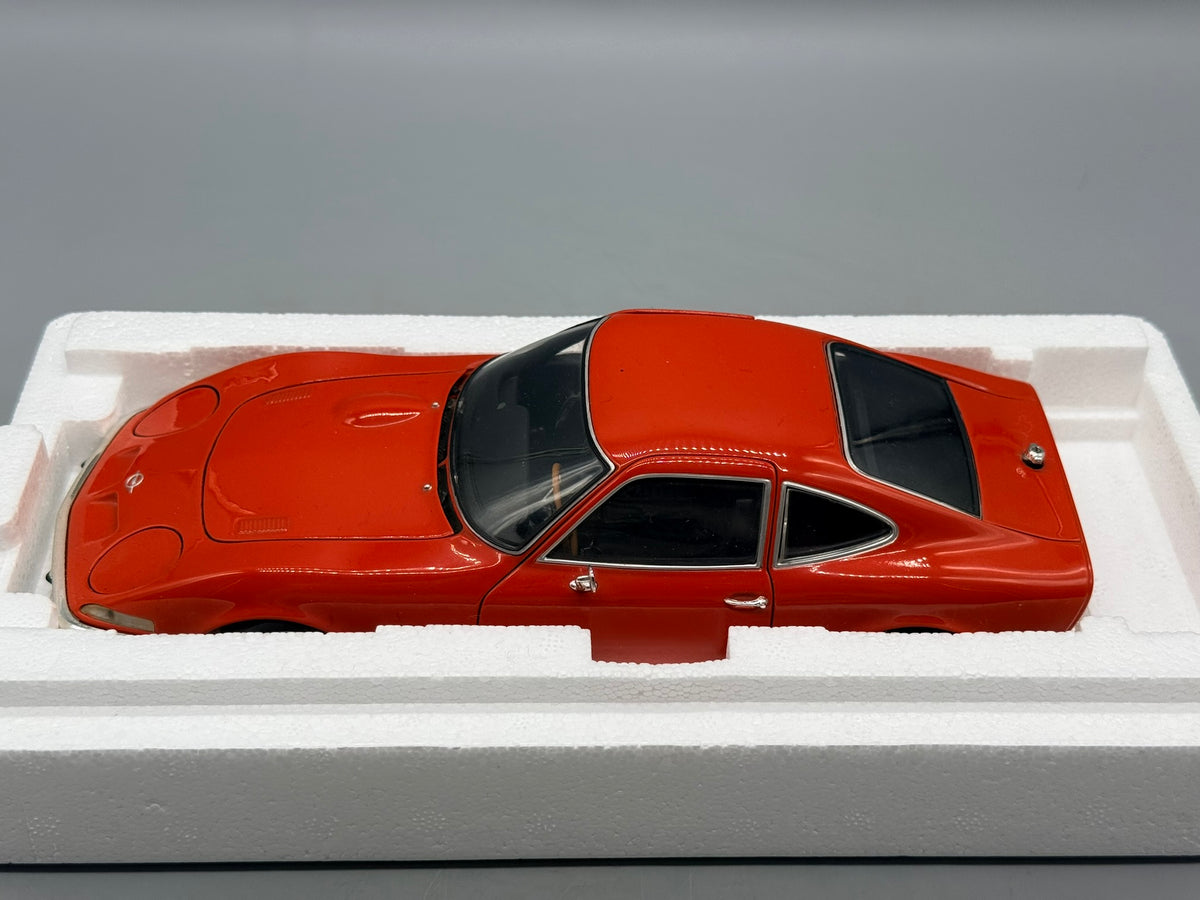 Modellautos 1:18 Minichamps Opel GT 1970 mit OVP