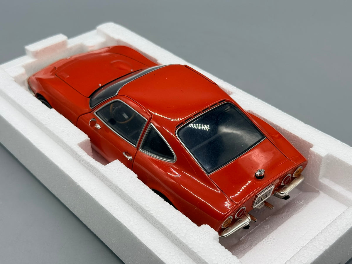 Modellautos 1:18 Minichamps Opel GT 1970 mit OVP