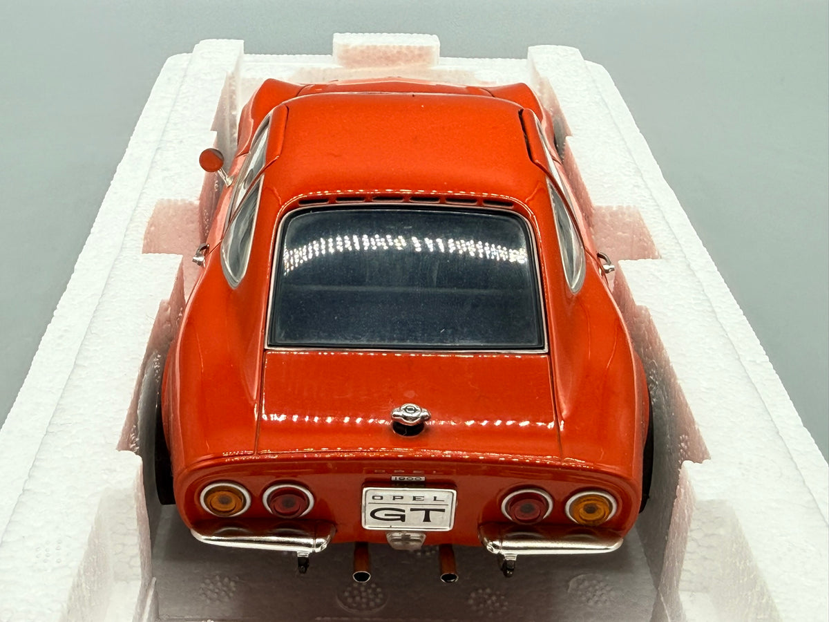Modellautos 1:18 Minichamps Opel GT 1970 mit OVP