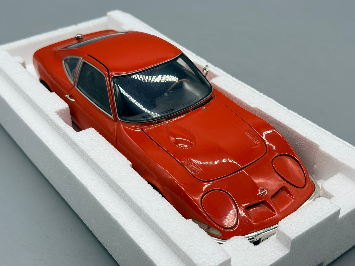 Modellautos 1:18 Minichamps Opel GT 1970 mit OVP