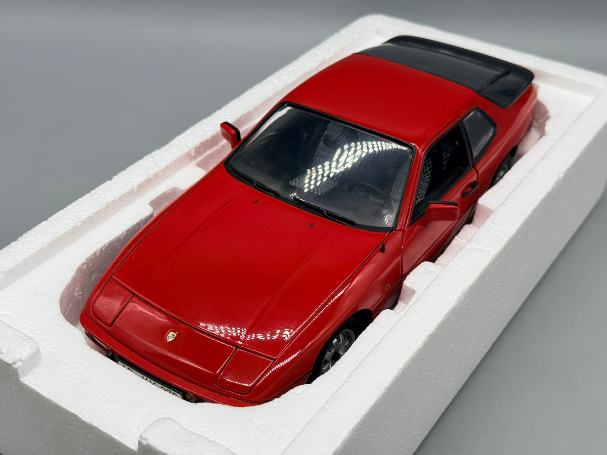Modellautos 1:18 Minichamps Porsche 924 1985 mit OVP