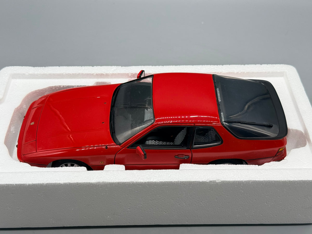 Modellautos 1:18 Minichamps Porsche 924 1985 mit OVP