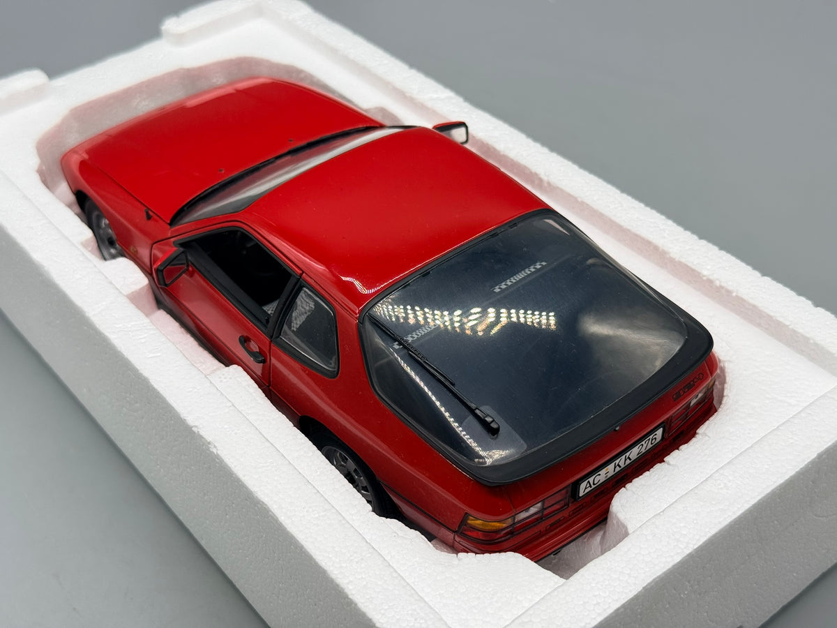 Modellautos 1:18 Minichamps Porsche 924 1985 mit OVP