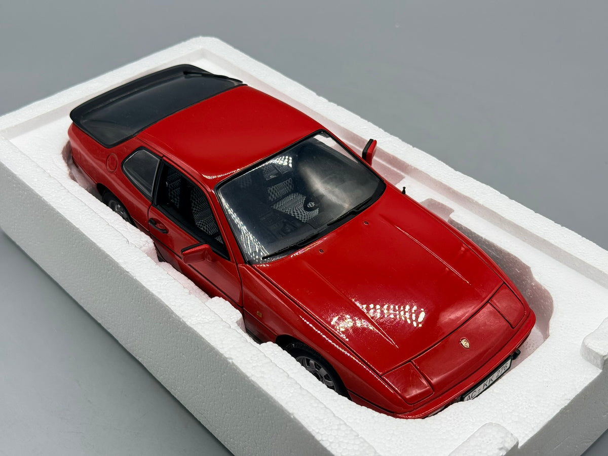 Modellautos 1:18 Minichamps Porsche 924 1985 mit OVP