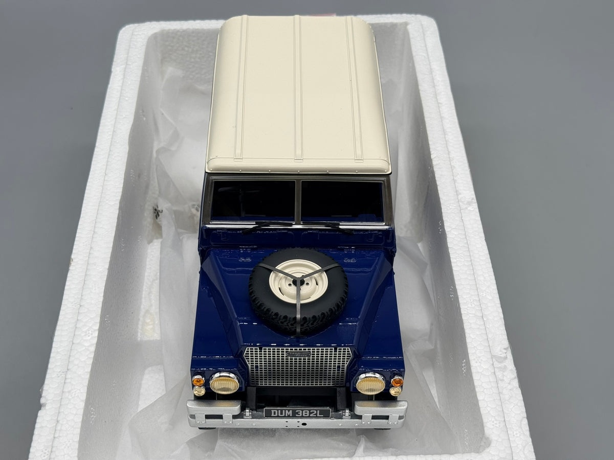 Modellautos 1:18 BoS Models BOS382 Land Rover Lightweight Series III mit OVP