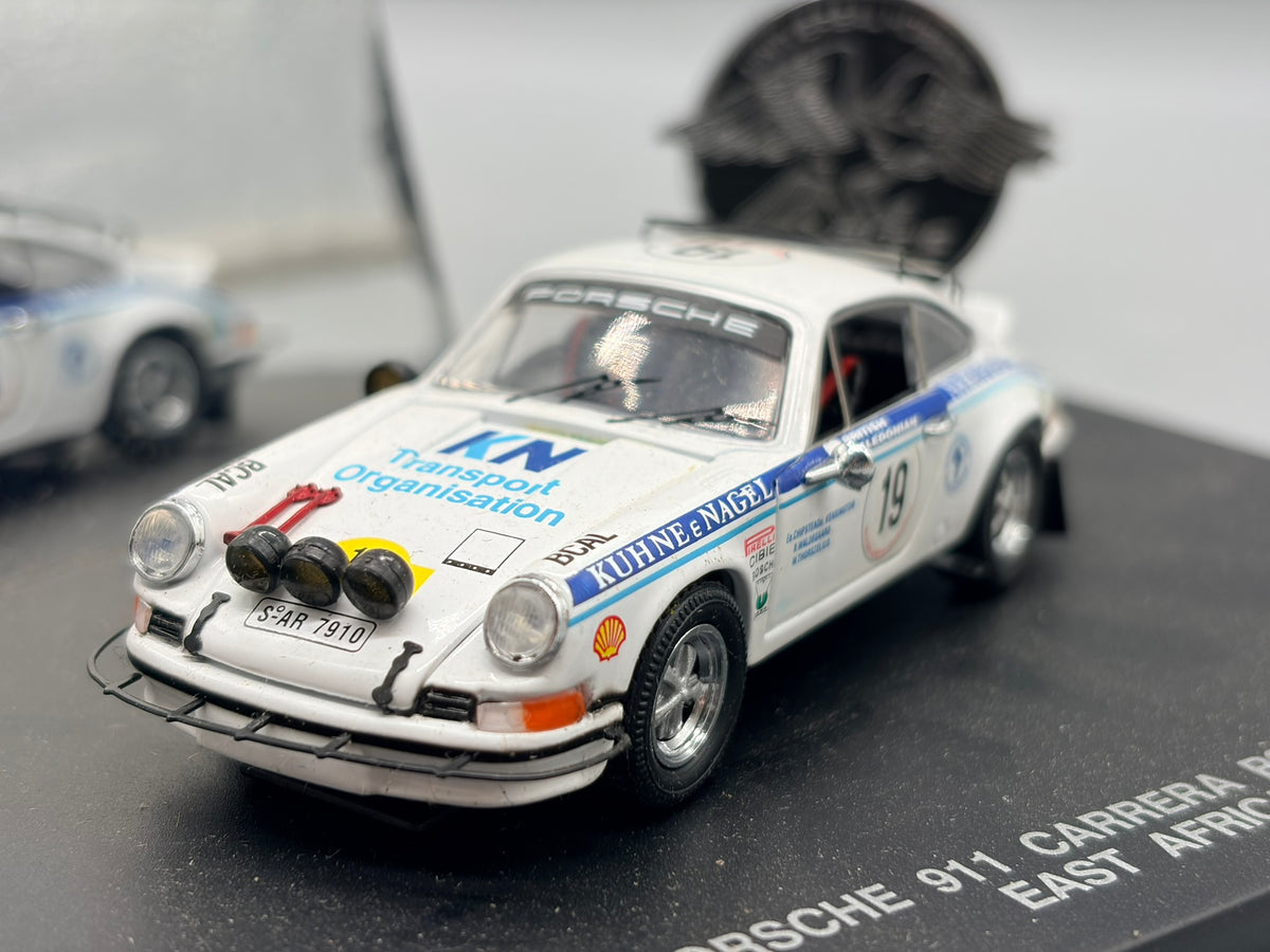 Modellautos 1:43 Universal Hobbies Porsche 911 Carrera RS #19 mit Vitrine
