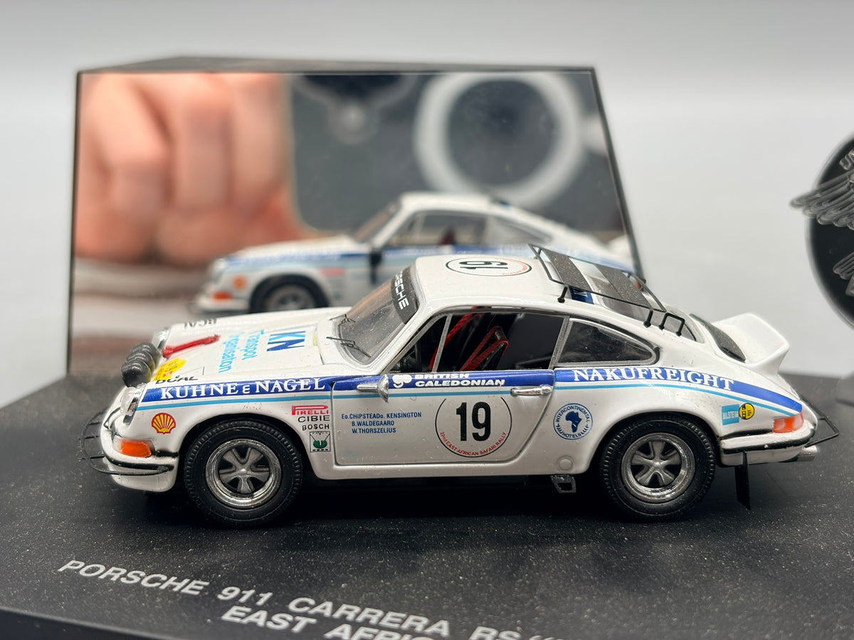 Modellautos 1:43 Universal Hobbies Porsche 911 Carrera RS #19 mit Vitrine