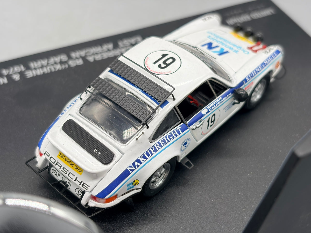 Modellautos 1:43 Universal Hobbies Porsche 911 Carrera RS #19 mit Vitrine