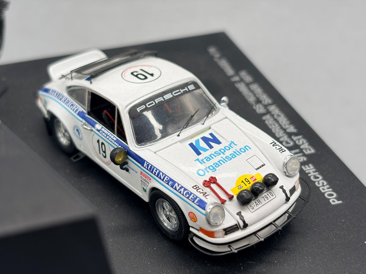 Modellautos 1:43 Universal Hobbies Porsche 911 Carrera RS #19 mit Vitrine