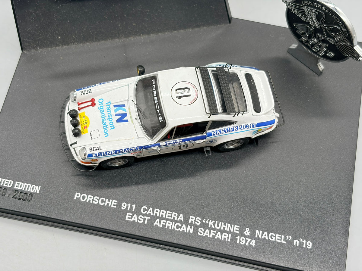 Modellautos 1:43 Universal Hobbies Porsche 911 Carrera RS #19 mit Vitrine