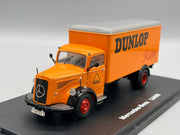 Modellautos 1:43 Schuco Mercedes-Benz L6600 mit Vitrine