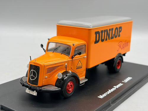 Modellautos 1:43 Schuco Mercedes-Benz L6600 mit Vitrine