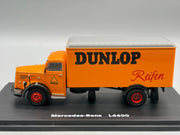 Modellautos 1:43 Schuco Mercedes-Benz L6600 mit Vitrine