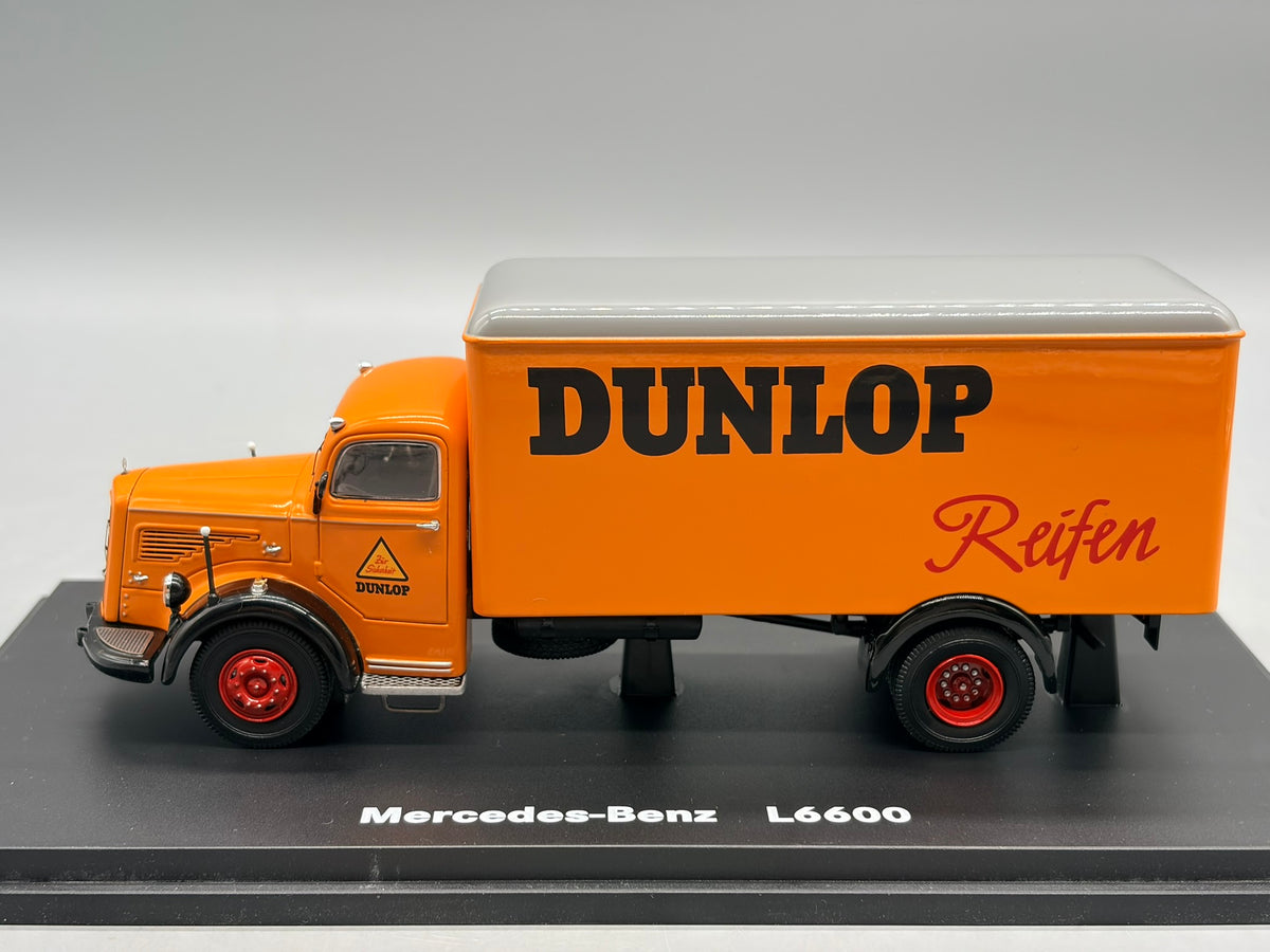 Modellautos 1:43 Schuco Mercedes-Benz L6600 mit Vitrine