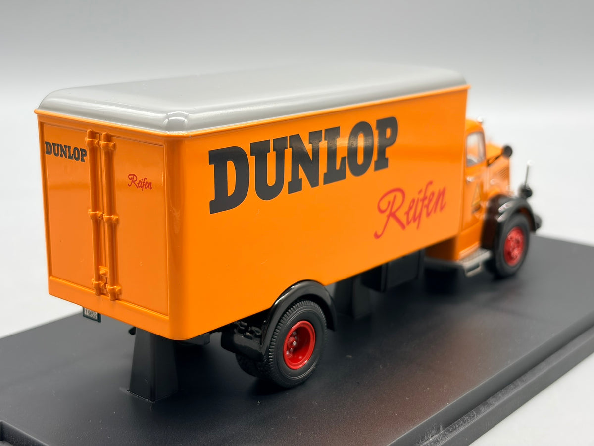 Modellautos 1:43 Schuco Mercedes-Benz L6600 mit Vitrine