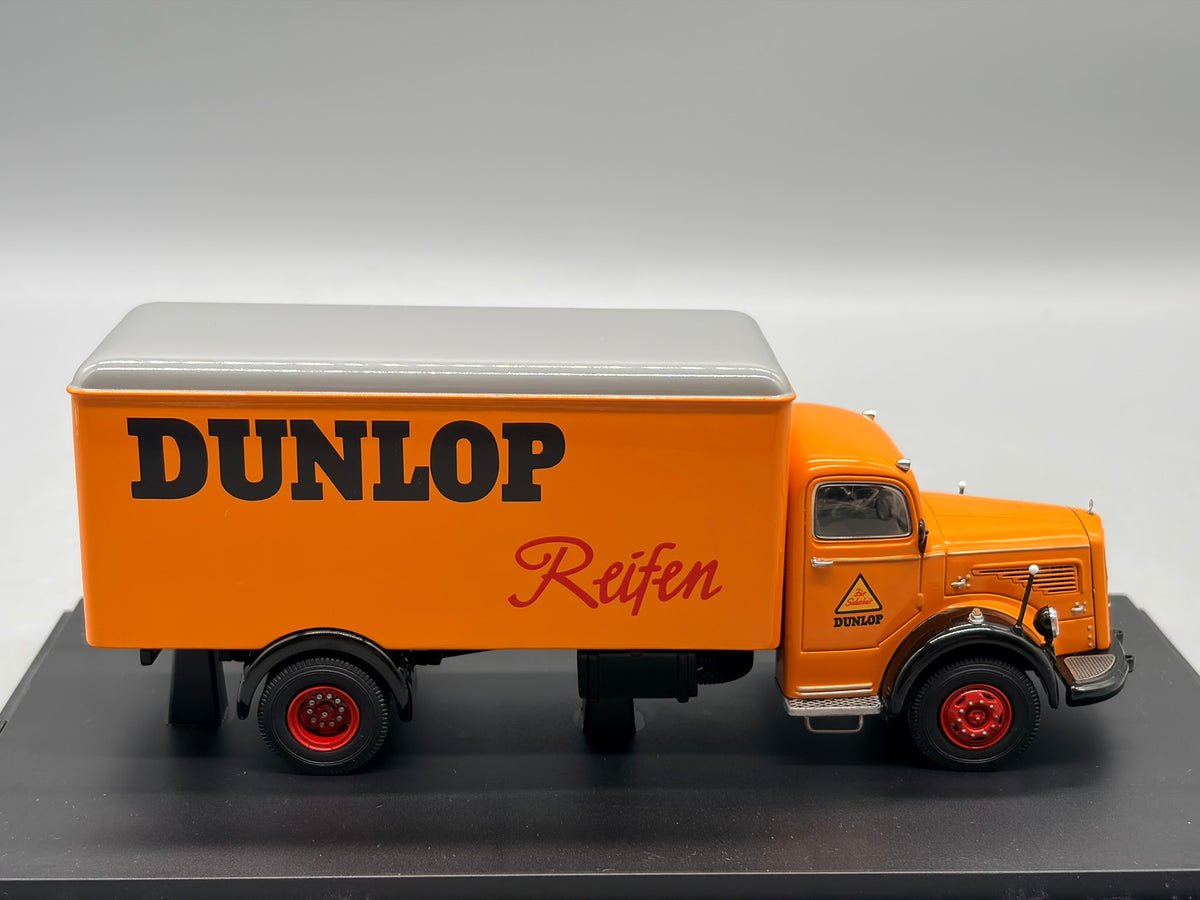 Modellautos 1:43 Schuco Mercedes-Benz L6600 mit Vitrine