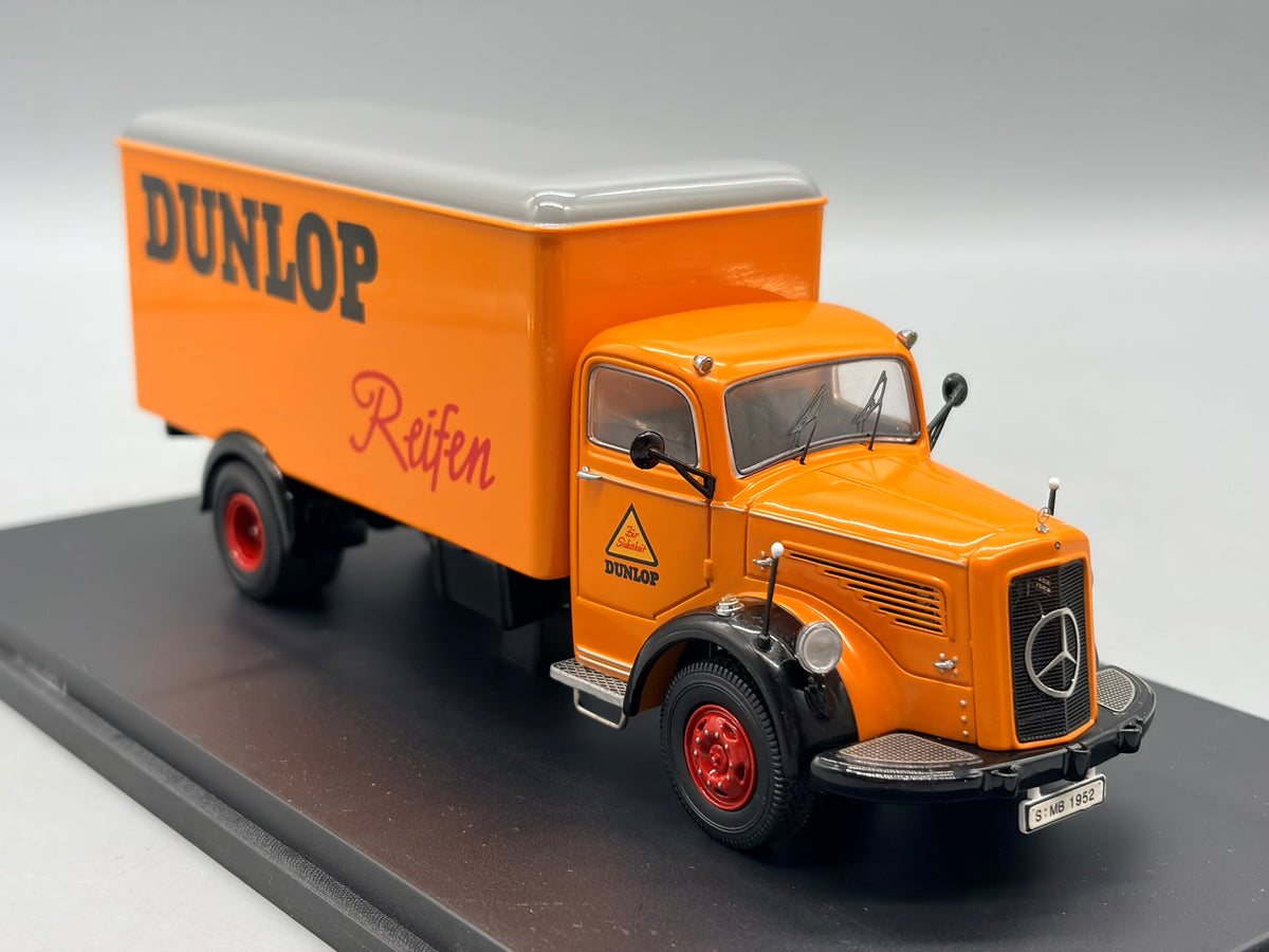 Modellautos 1:43 Schuco Mercedes-Benz L6600 mit Vitrine