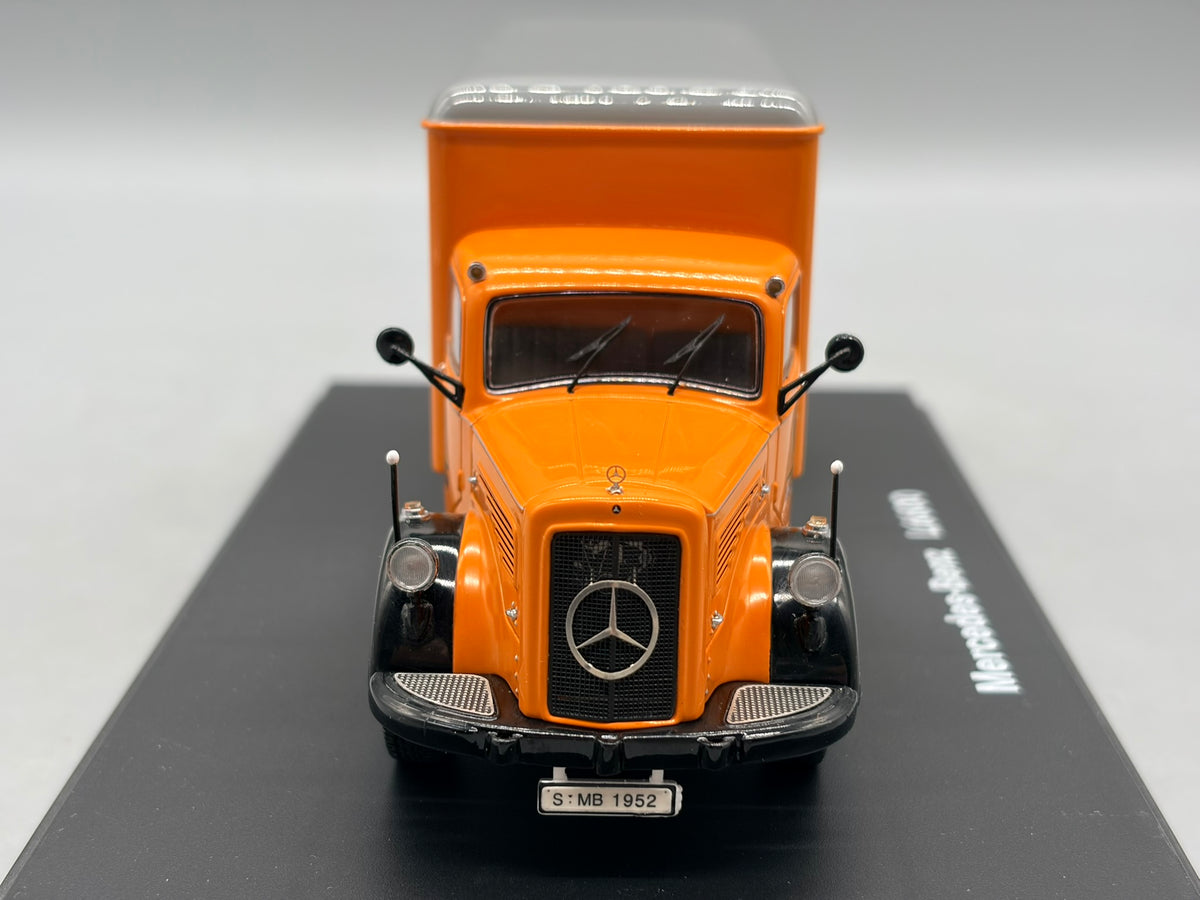 Modellautos 1:43 Schuco Mercedes-Benz L6600 mit Vitrine