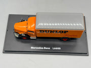 Modellautos 1:43 Schuco Mercedes-Benz L6600 mit Vitrine