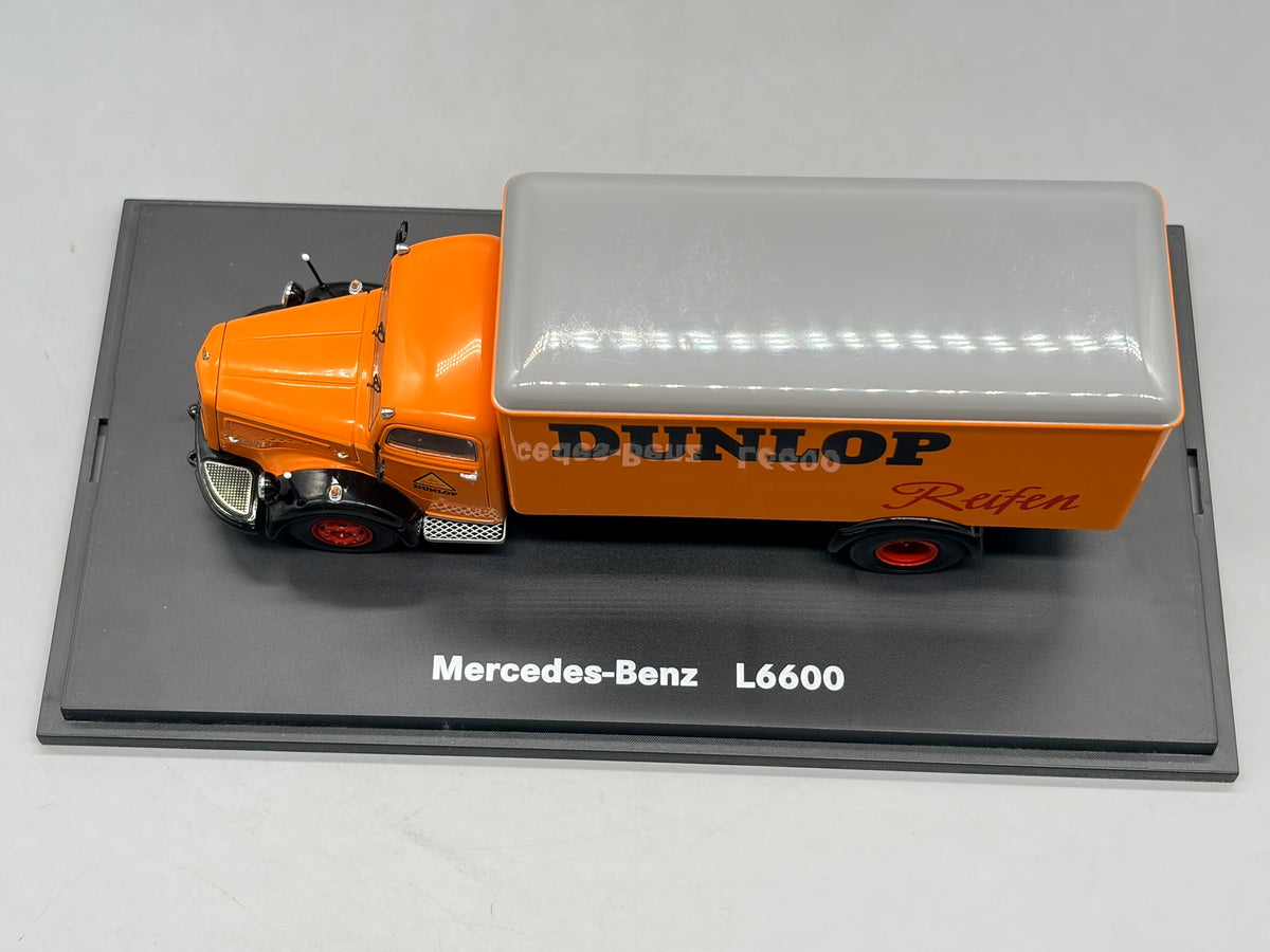 Modellautos 1:43 Schuco Mercedes-Benz L6600 mit Vitrine