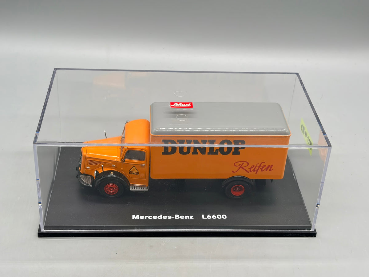 Modellautos 1:43 Schuco Mercedes-Benz L6600 mit Vitrine