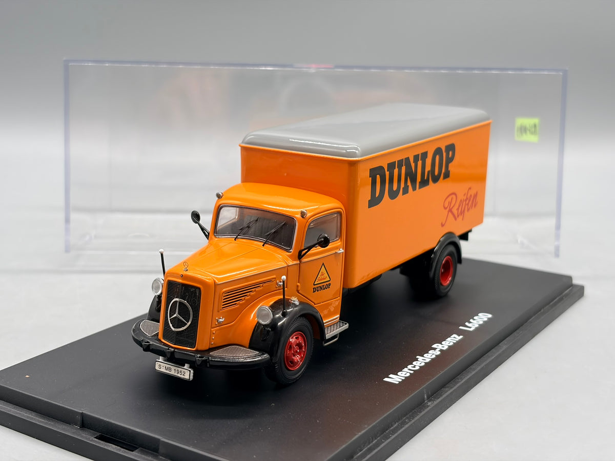 Modellautos 1:43 Schuco Mercedes-Benz L6600 mit Vitrine